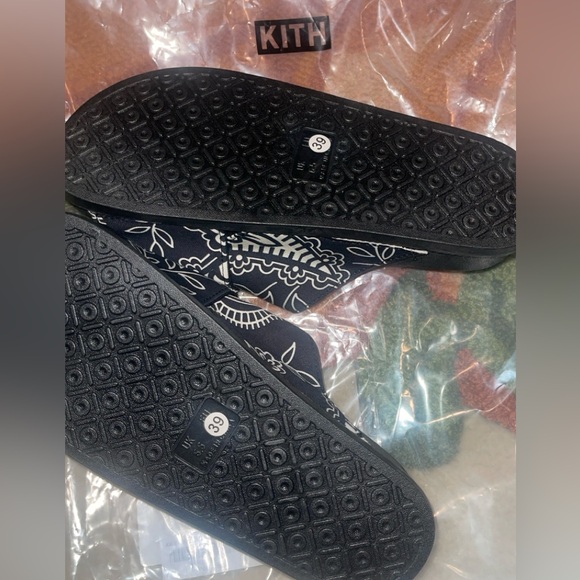 Brand New unisex KITH slides S/S ‘24 black & cream paisley print size 39 UK 6.5 - Picture 4 of 5